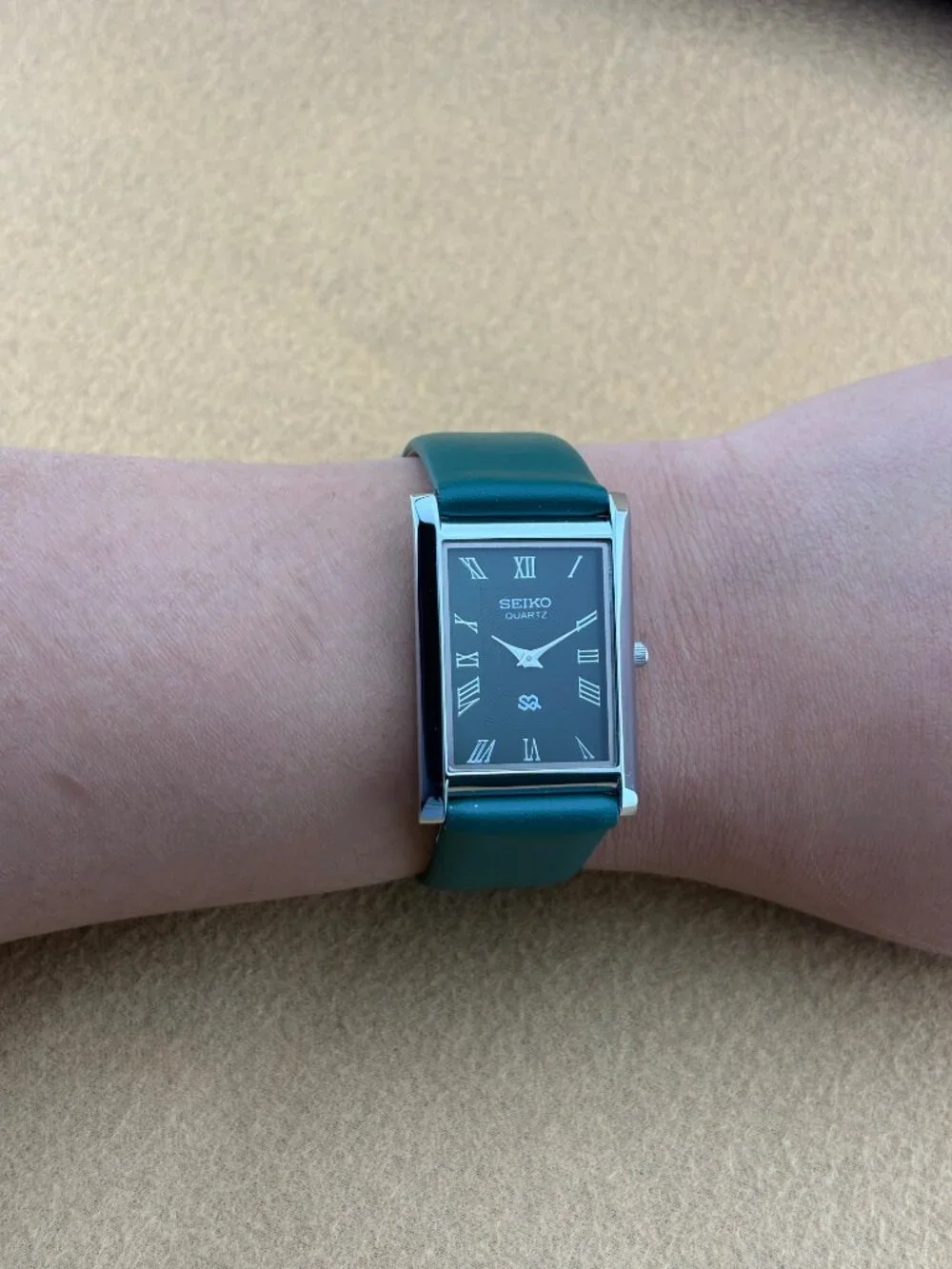 OLIVE GREEN SILVER VINTAGE Seiko slim Quartz men's wristwatch